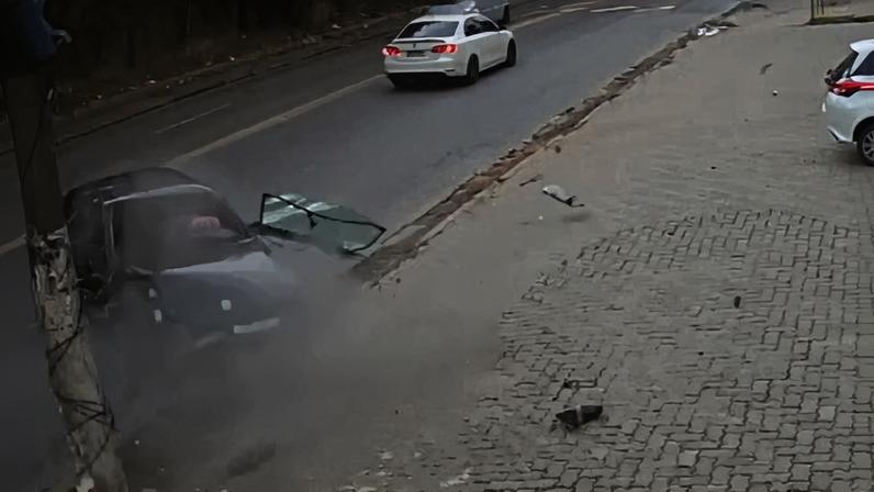 Homem esfaqueia ex-companheira após colisão e briga dentro do carro