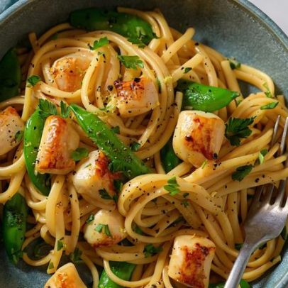 Linguine com vieiras da baía e ervilhas-doces