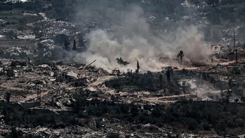 Tanque israelense circula por área no sul do Líbano. (Foto: EFE/EPA/ATEF SAFADI)