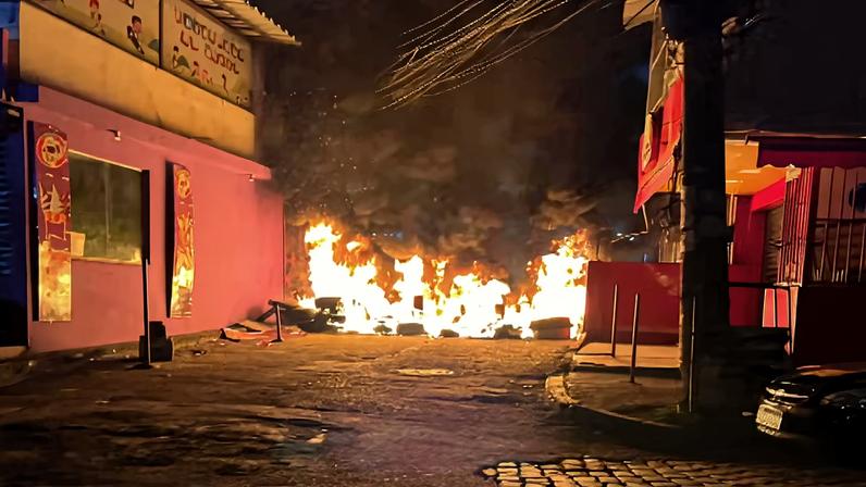 Criminosos colocaram fogos em barricadas no Complexo da Maré para impedir a chegada da polícia — Foto: Reprodução/TV Globo