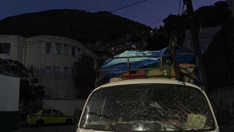 Tiro atinge para-brisas de veículo estacionado na Praça Corumbá, em frente ao Morro Santa Marta — Foto: Charles Mathura/TV Globo