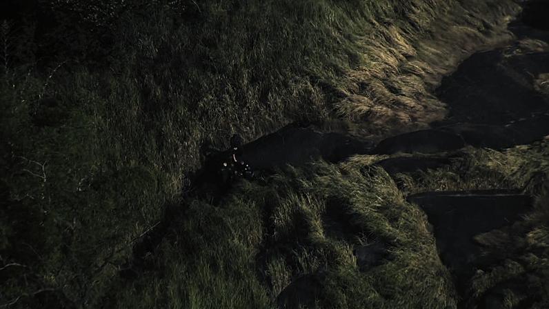 Imagens mostram resgate de PM no alto da comunidade Faz Quem Quer, em Rocha Miranda — Foto: Reprodução/ TV Globo