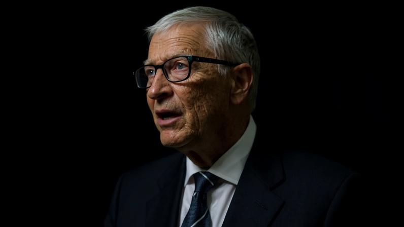O cofundador da Microsoft, Bill Gates, discursa antes de depor perante o Comitê de Supervisão da Câmara dos Representantes sobre a investigação de Jeffrey Epstein em Washington, DC (Foto: EFE/EPA/JIM LO SCALZO)