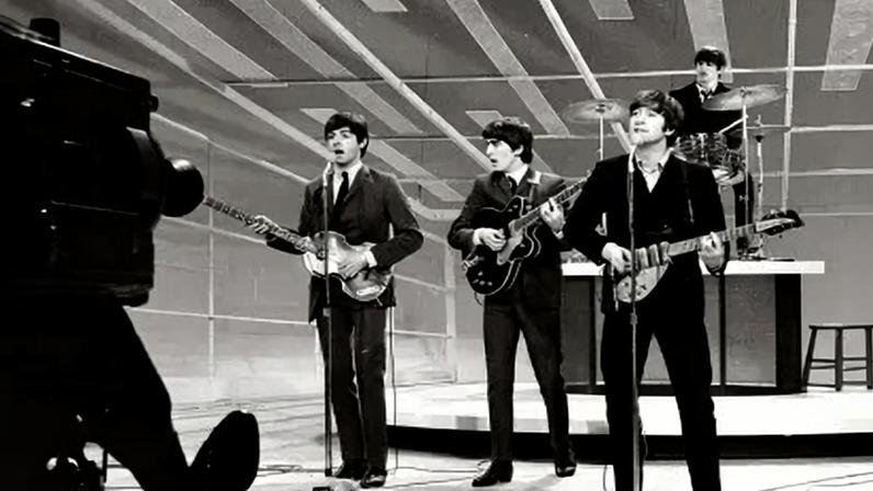 A primeira apresentação ao vivo dos Beatles nos EUA foi em 09 de fevereiro de 1964 durante o "The Ed Sullivan Show"