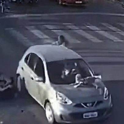 Bebê fica preso em capô após atropelamento na Paraíba; vídeo mostra