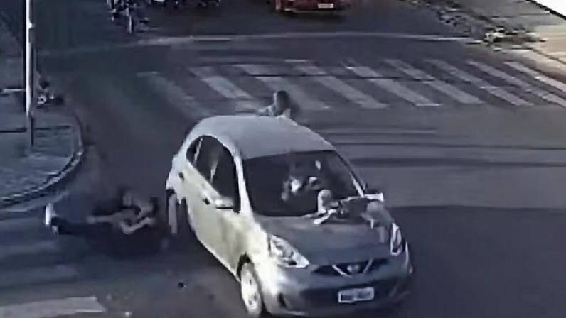 Bebê fica preso em capô de carro após atropelamento, na Paraíba; Vídeo mostra o momento — Foto: Reprodução