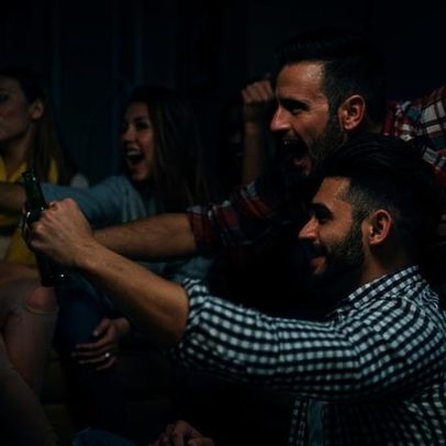 Na Copa, beber cerveja pelo gargalo é visto como desrespeito à bebida
