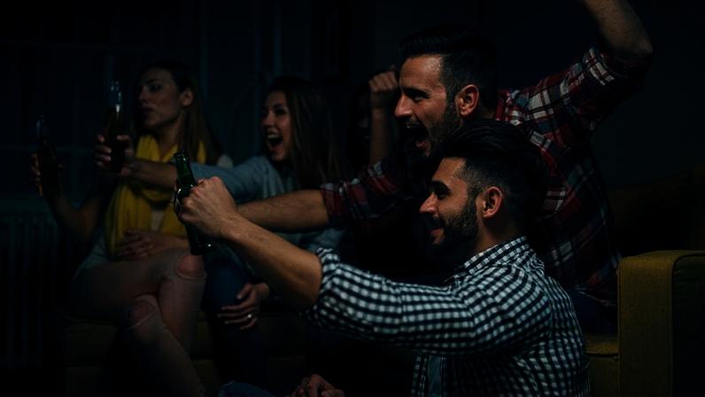 Na Copa, beber cerveja pelo gargalo é visto como desrespeito à bebida