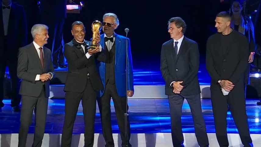 Bebeto, Cafu, Andrea Bocelli, Mario Kempes e Materazzi e taça da Copa do Mundo — Foto: Reprodução