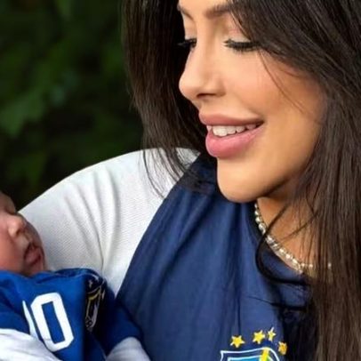 Laís Caldas acompanha o Brasil em casa e mostra filha com camisa 10
