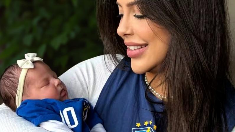 Laís Caldas assiste primeiro jogo do Brasil em casa e mostra filha recém-nascida com 'camisa 10' — Foto: Reprodução/Instagram