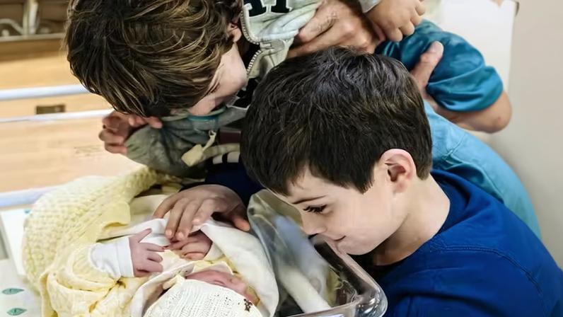 Mãe de três, Sthefany Brito revela surpresa com comportamento do filho mais velho após chegada do caçula — Foto: Reprodução/Instagram (@fotografiathaisgalardi)