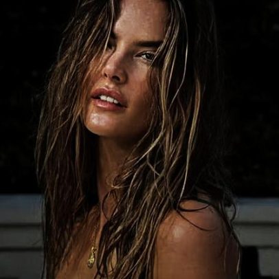 Alessandra Ambrósio surge de biquíni, mostra tatuagem íntima e recebe elogios