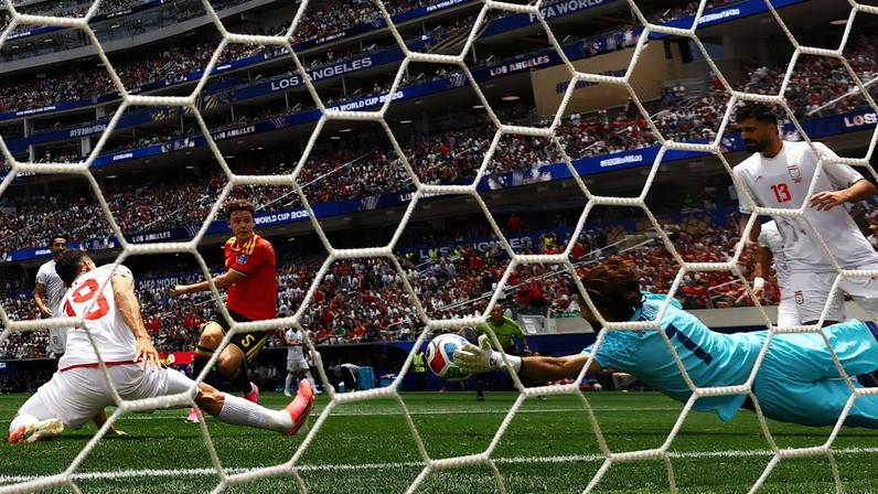Alireza Beiranvand faz uma defesaça e salvao Irã contra Bélgica — Foto: Reuters