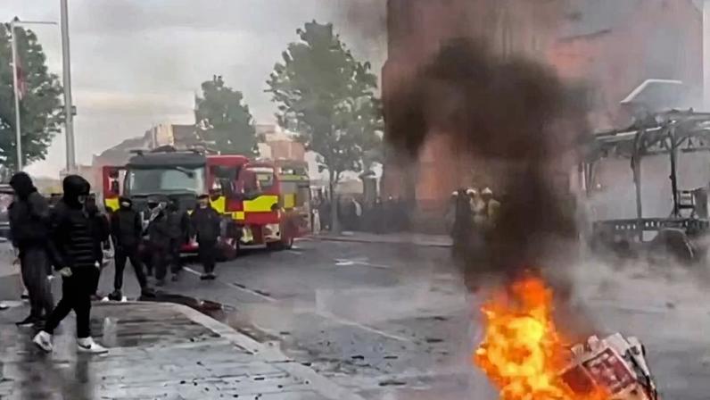 Atentado de imigrante desencadeia protestos na Irlanda do Norte