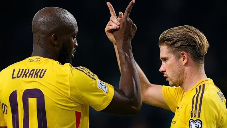 Lukaku e De Bruyne durante a vitória da seleção belga contra País de Gales