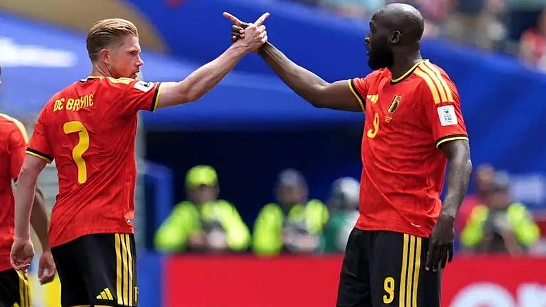 Kevin de Bruyne e Lukaku celebrando o único gol da Bélgica na estreia da Bélgica na Copa.