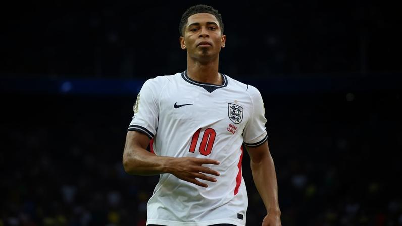 Bellingham com cara de frustração durante empate entre Inglaterra e Gana