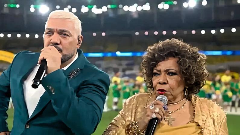 Belo e Alcione cantando o hino nacional no Maracanã