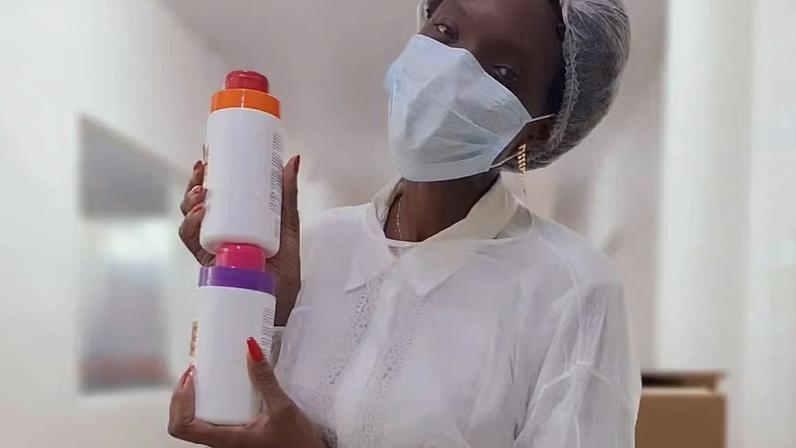 Benazira Djoco, durante o processo de fabricação de seus produtos. — Foto: Reprodução arquivo pessoal