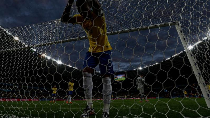 O jogador Fernandinho, do Brasil, se lamenta após o terceiro gol da Alemanha, marcado por Toni Kroos, durante a semifinal da Copa do Mundo em Belo Horizonte. Os alemães venceram por 7x1 e se classificaram para a final — Foto: Natacha Pisarenko/AP/Arquivo