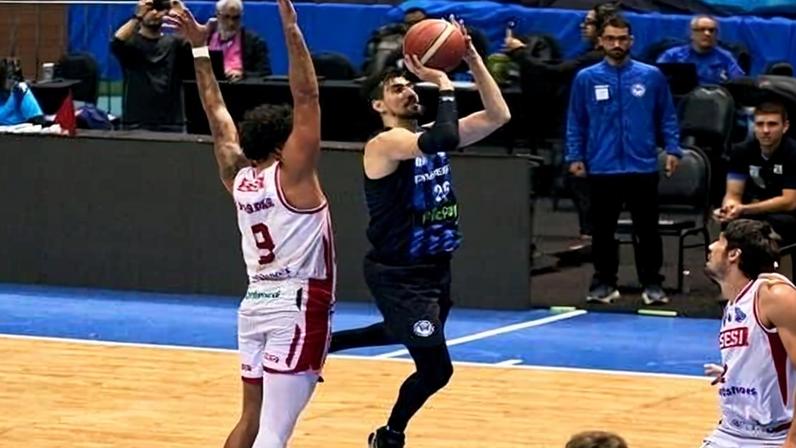 Betinho voa para marcar contra o Franca