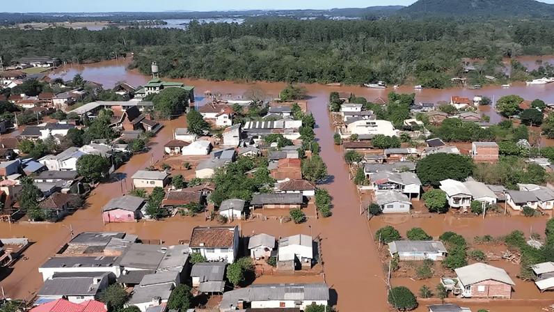As enchentes no Rio Grande do Sul em 2024 deixaram um rastro de destruição em municípios como Canoas — que, segundo dados coletados em 2025, mais de um ano após a tragédia, ainda não tinha Plano de Contingência de Proteção e Defesa Civil publicado. Imagem: Reprodução/TV Brasil