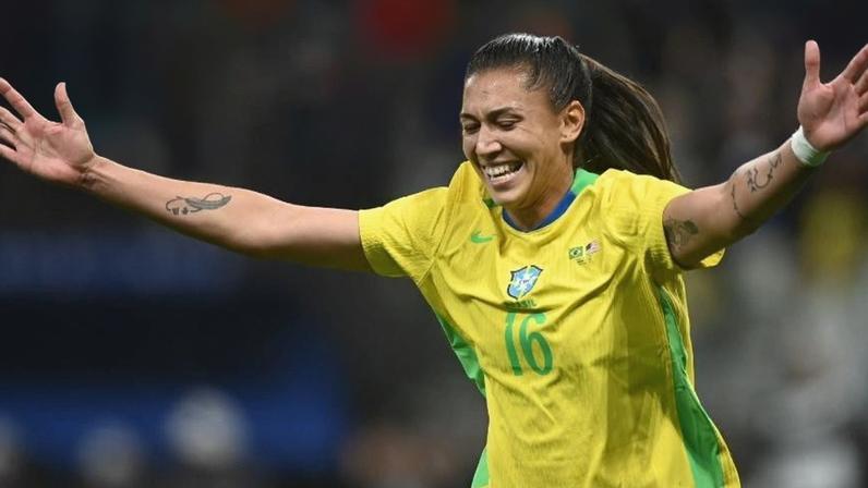 Bia Zaneratto comemora gol do Brasil sobre os Estados Unidos