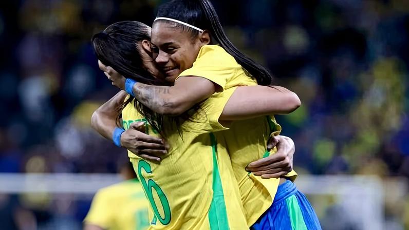 Bia Zaneratto e Tainá Maranhão comemoram gol do Brasil sobre Estados Unidos