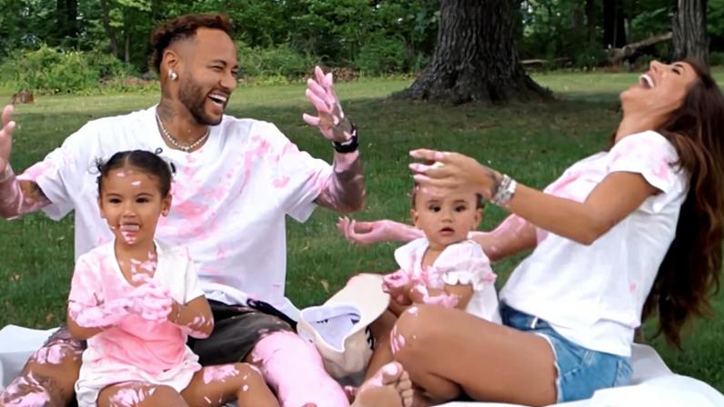Neymar, Bruna Biancardi, Davi Lucca e as filhas Mavie e Mel.