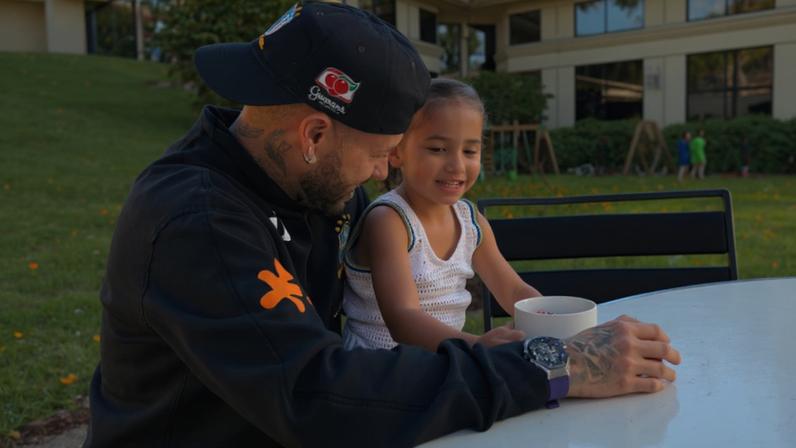 Bruna Biancardi leva Mavie para visitar Neymar em treino
