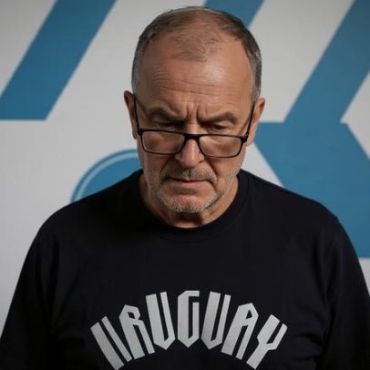 Bielsa, técnico do Uruguai, aparece olhando para baixo em material da Fifa