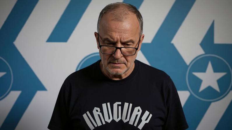 Bielsa, técnico do Uruguai, aparece olhando para baixo em material da Fifa — Foto: Reprodução / Fifa