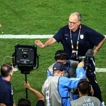 Bielsa se irrita com repórter durante eliminação na Copa e vira meme