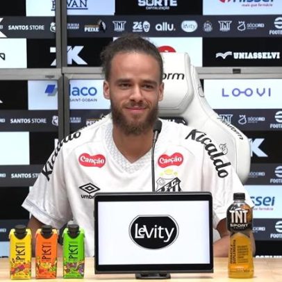 Santos rescinde com atacante argelino que jogou 20 minutos e custa milhões