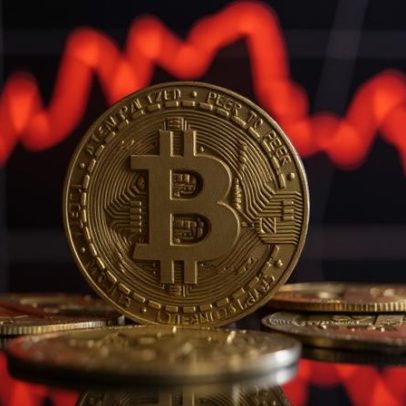 Bitcoin cai para US$ 72 mil com petróleo em alta e saída recorde de ETFs