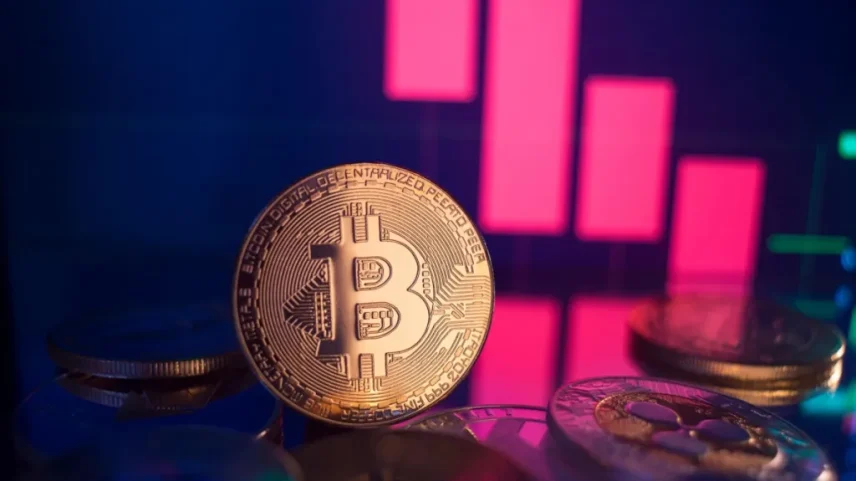 moeda de bitcoin frente a gráfico de queda