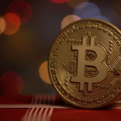 Bitcoin permanece em torno de US$ 62 mil com queda em ações de tecnologia