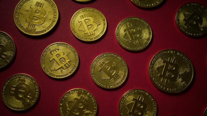 Representações do bitcoin — Foto: Karola G/Pexels