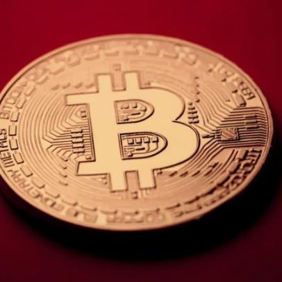 Queda das ações de tecnologia leva Bitcoin a menor em duas semanas