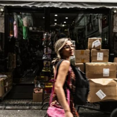 Confiança do comércio permanece em patamar baixo, diz FGV