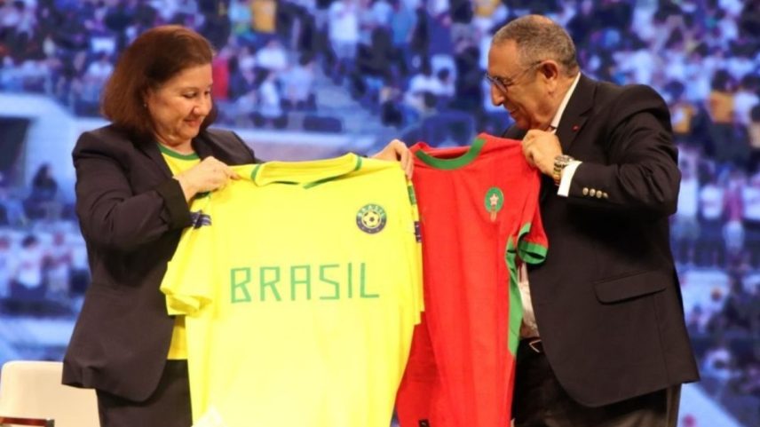 Brasil ganha camisa oficial do Marrocos e dá a embaixador blusa genérica da Seleção