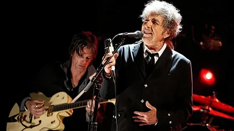 Bob Dylan no palco do 17º Critics' Choice Movie Awards, no dia 12 de janeiro de 2012, em Los Angeles, Califórnia
