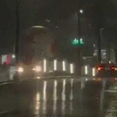Bola gigante da Copa do Mundo rola em tempestade e invade rua em El Salvador