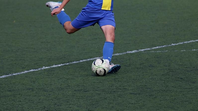 A vida de uma pessoa tem, por vezes, seus lances perigosos, diz o articulista; na imagem, jogador de futebol em campo