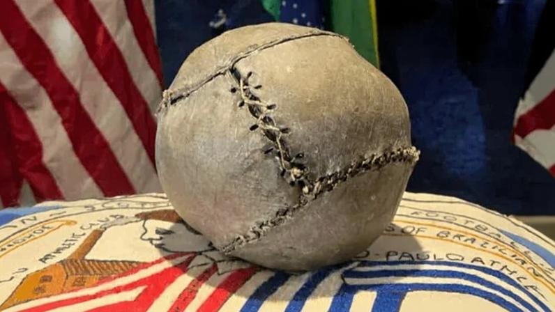 Brasil x Escócia: bola de futebol mais antiga do mundo estará no jogo