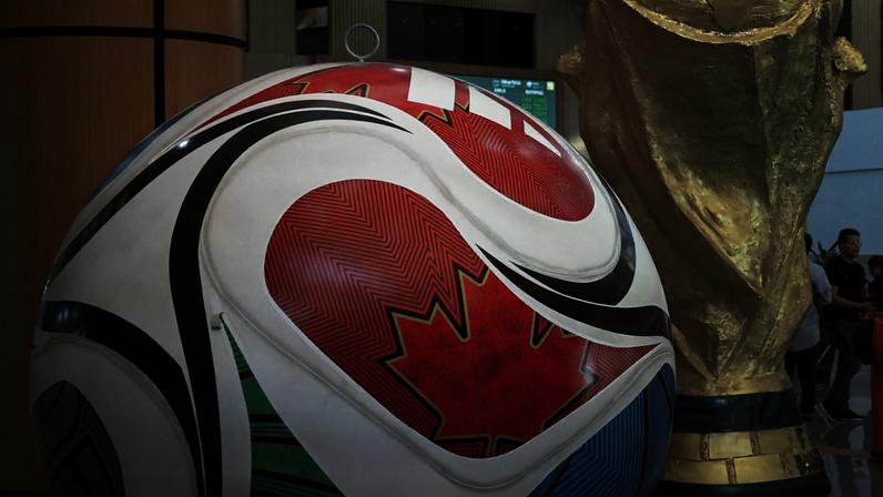 Um modelo gigante da bola de futebol chamada "Trionda" e uma réplica do troféu da Copa do Mundo são exibidos no Aeroporto Internacional da Cidade do México, antes do início da Copa do Mundo em 11 de junho, na Cidade do México, México, 15 de maio de 2026. REUTERS/Henry Romero