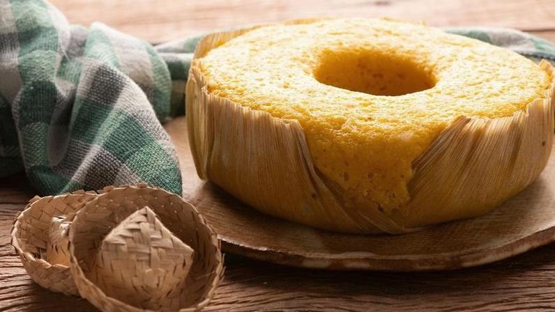 Os bolos juninos carregam um pouco da cozinha de roça, das receitas de família e da fartura típica do São João
