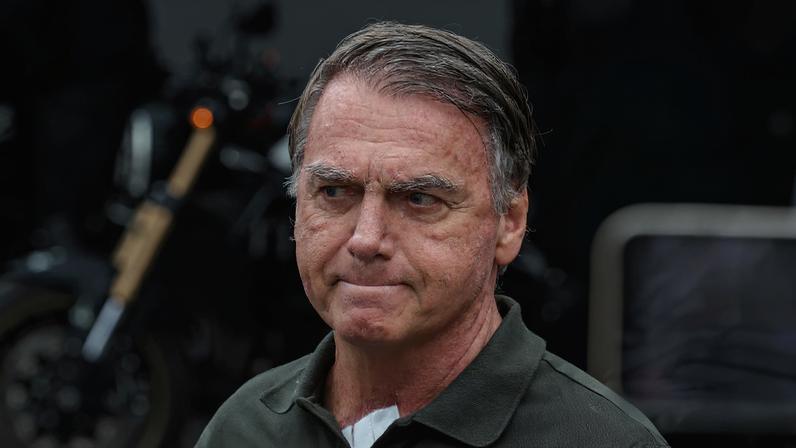Relatórios enviados ao Supremo apontam melhora clínica de Bolsonaro, mas registram oscilações na disposição física durante a semana.