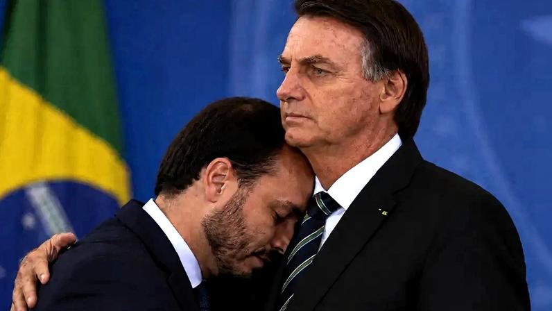 O ex-presidente da República Jair Bolsonaro e o filho, o ex-vereador Carlos Bolsonaro - (X/Divulgação)